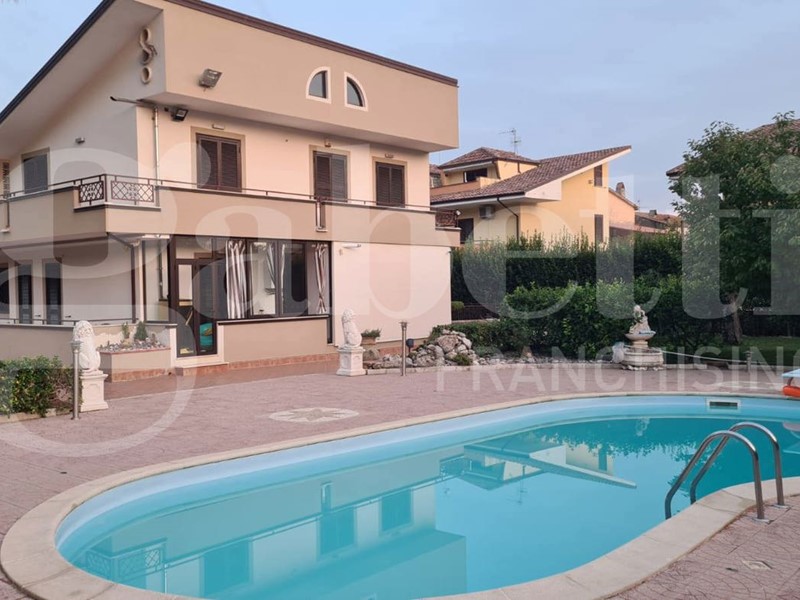 Villa in Vendita a Bellona, 287 m²