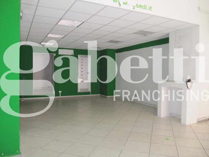 Negozio in Affitto a Brindisi, 650€, 100 m²
