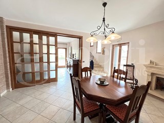 Villa in Vendita a Isernia, 550'000€, 350 m²