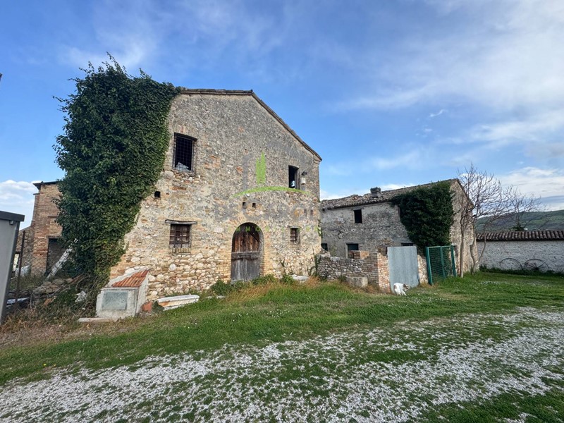 Rustico in Vendita a Ascoli Piceno, zona Campolungo, 950'000€, 2000 m²