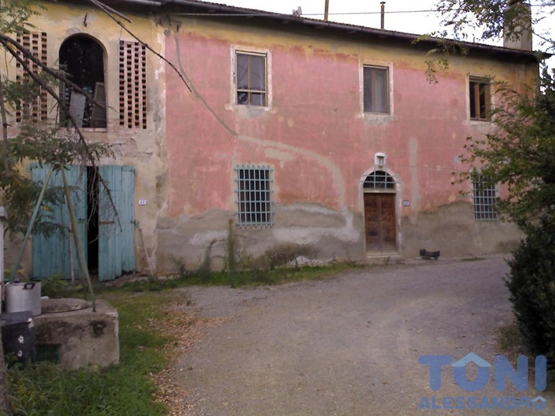 Casale in Vendita a Vinci, zona Sovigliana, 300'000€, 300 m², con Box