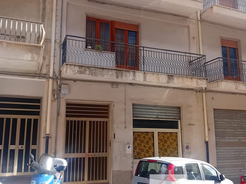 Appartamento in Vendita a Ragusa, zona Pompieri, 105'000&euro;, 160 m²