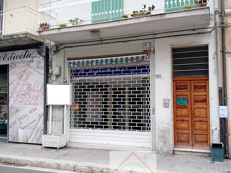 Immobile commerciale in Vendita a Ragusa, zona Rotatoria Via Carducci , 90'000&euro;, 90 m²