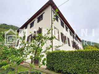 Villa in Vendita a Capannori, zona Matraia Alta, 1'100'000€, 1100 m²
