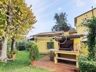 Villa in Vendita a Capannori, zona Colle di Compito, 342'000€, 250 m², con Box