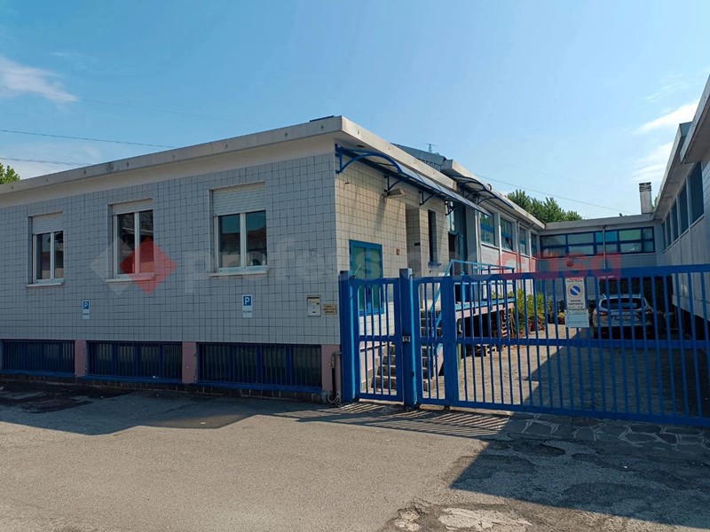 Capannone in Vendita a Cinisello Balsamo, 398'000€, 700 m²