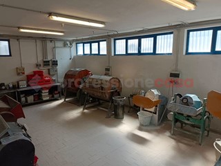 Capannone in Vendita a Cinisello Balsamo, 398'000€, 700 m²