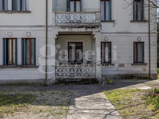 Villa bifamiliare in Vendita a Prata di Pordenone, 315'000€, 460 m²