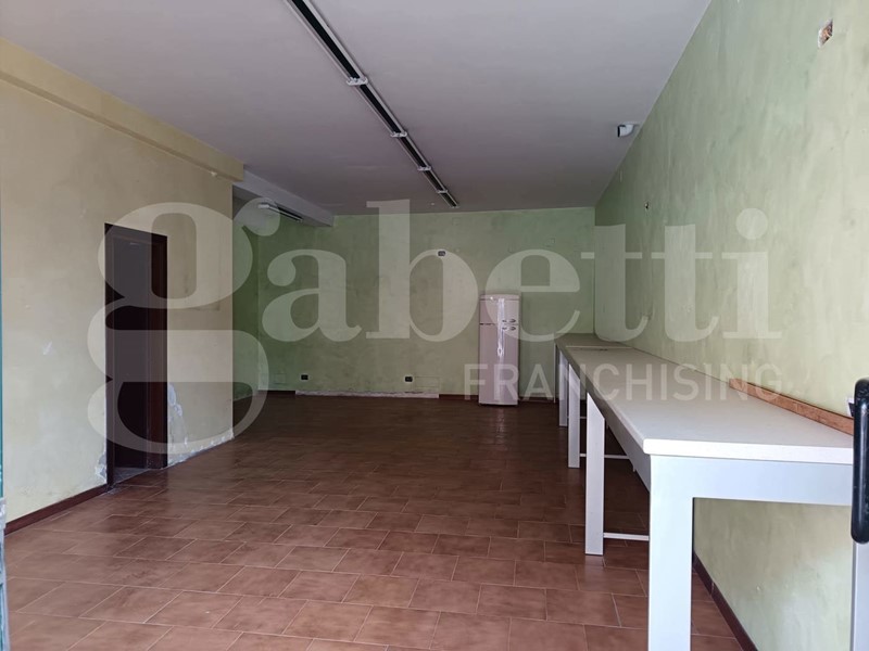 Negozio in Affitto a Castel di Sangro, 550€, 54 m²