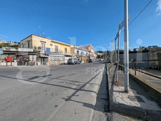Negozio in Affitto a Bacoli, 590€, 38 m²