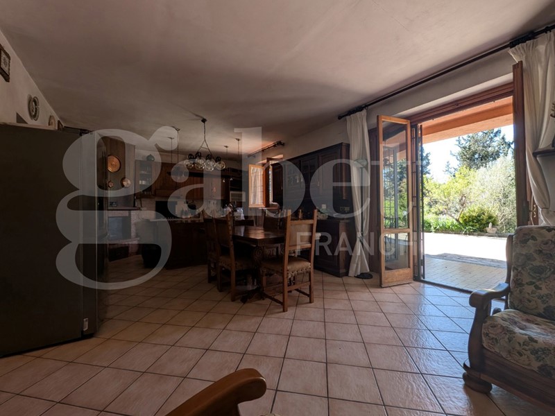 Casa Indipendente in Vendita a Perugia, 375'000€, 510 m²