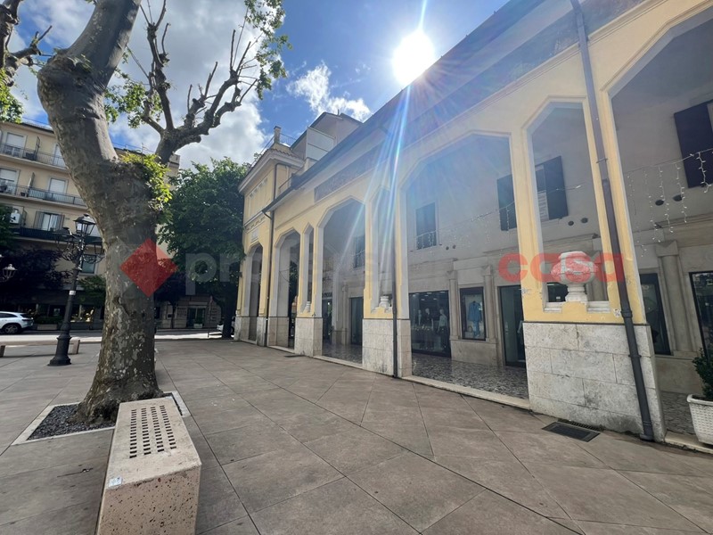 Negozio in Affitto a Fiuggi, 3'000€, 160 m², arredato