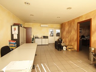 Laboratorio in Vendita a Parabiago, 550'000€, 669 m²