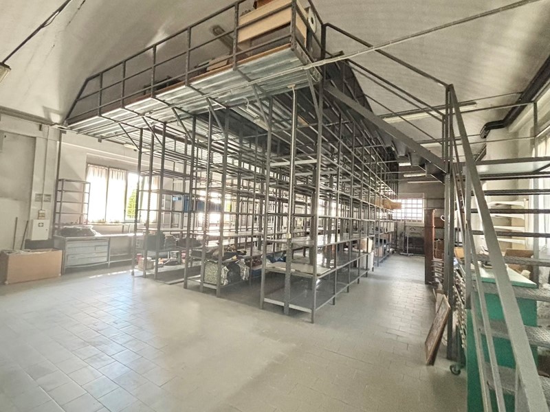 Capannone in Vendita a Parma, 500 m²
