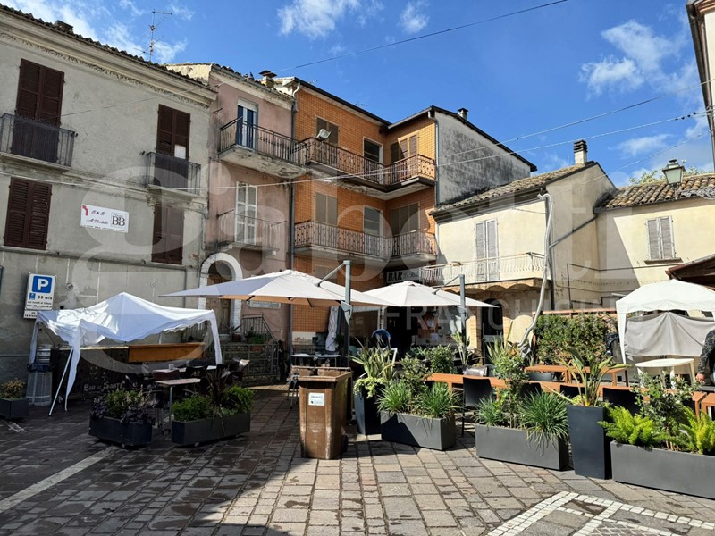 Casa Indipendente in Vendita a Bellante, 110'000€, 350 m², arredato