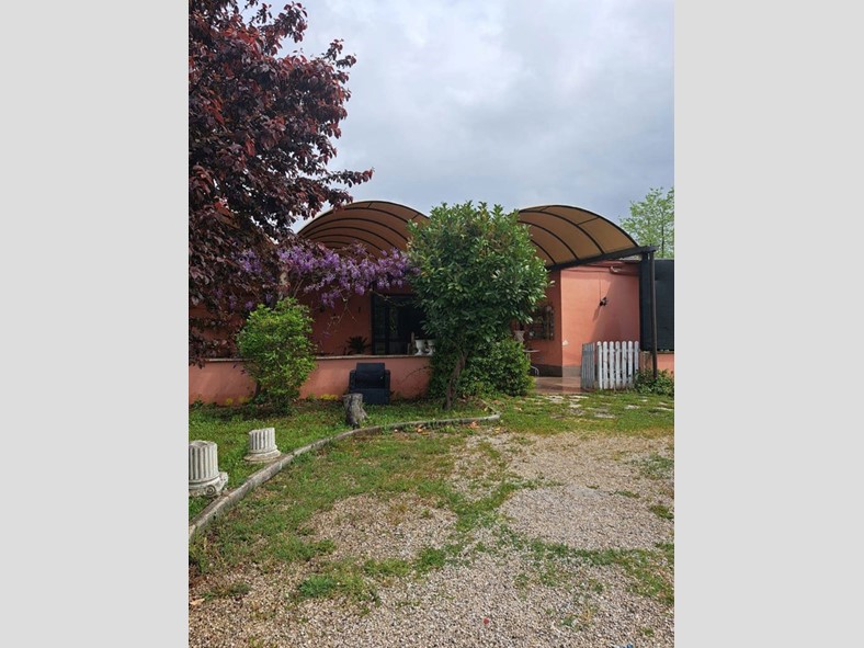 Negozio in Affitto a Cervaro, 1'800€, 230 m²