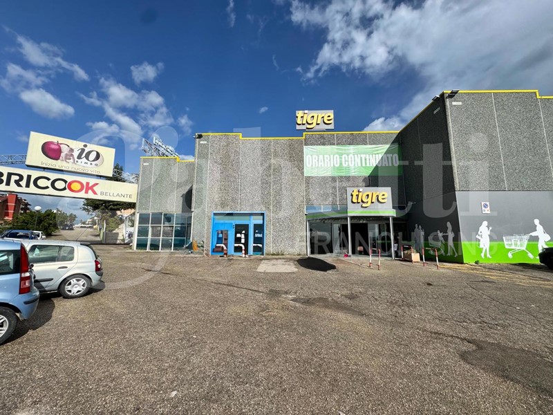 Magazzino in Vendita a Bellante, 230'000€, 288 m²