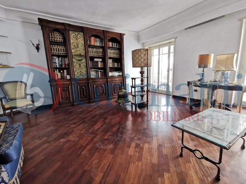 Quadrilocale in Affitto a Napoli, 1'800€, 148 m²