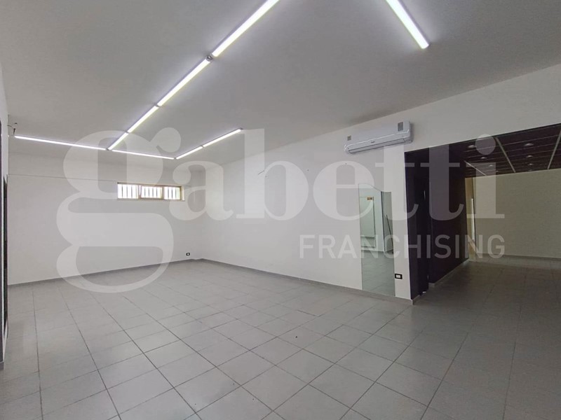Negozio in Vendita a Amantea, 384'000€, 337 m²