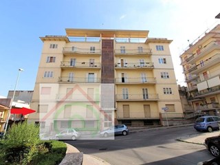 Appartamento in Vendita a Ragusa, zona Salesiani, 80'000&euro;, 140 m², arredato