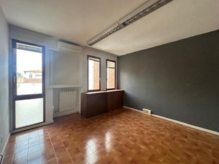 Ufficio in Affitto a Cascina, 500€, 75 m²