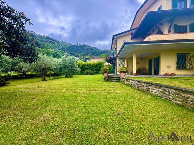 Villa bifamiliare in Vendita a Montignoso, zona Capanne, 490'000€, 150 m²