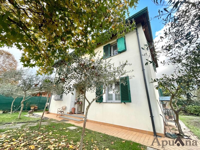 Villa in Vendita a Montignoso, zona Cinquale, 650'000€, 150 m², con Box