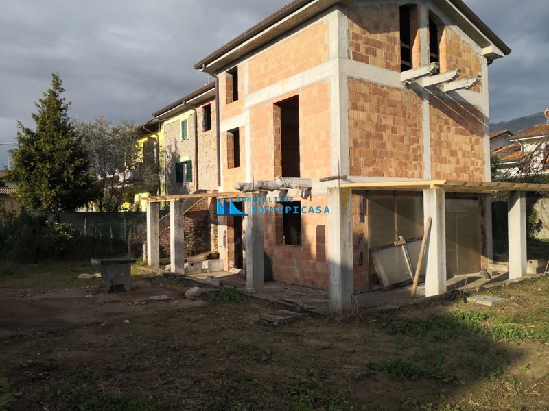 Villetta a schiera in Vendita a Montignoso, zona Cervaiolo, 449'000€, 200 m²