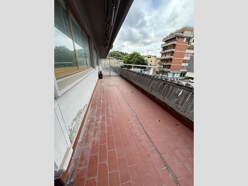Ufficio in Vendita a Massa, 90'000€, 75 m²