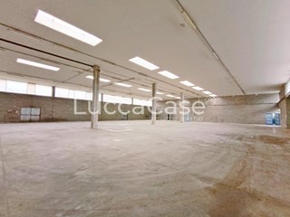 Capannone in Affitto a Coreglia Antelminelli, zona Piano di Coreglia, 4'000€, 1350 m²