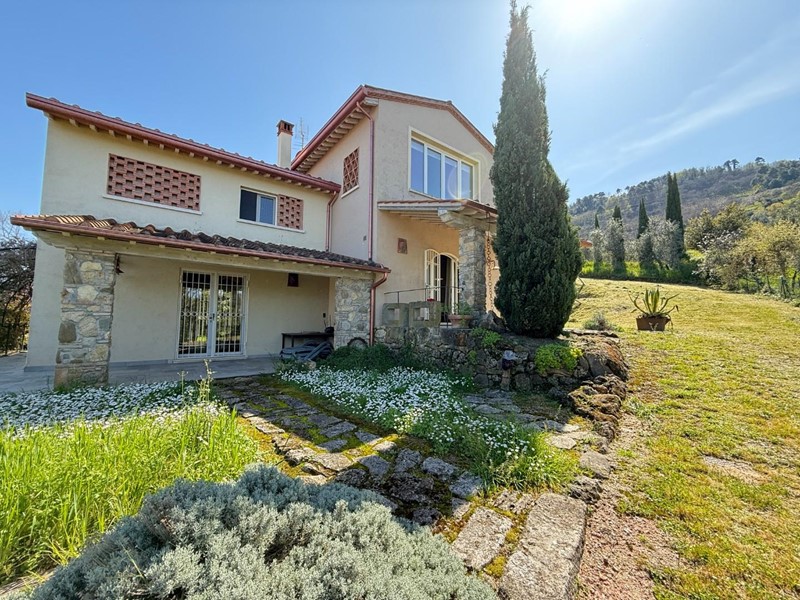 Villa in Vendita a Chianni, zona Pieve di Rivalto, 490'000€, 210 m², arredato, con Box