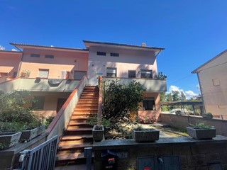 Appartamento in Vendita a Crespina Lorenzana, zona Crespina, 129'000€, 90 m², con Box