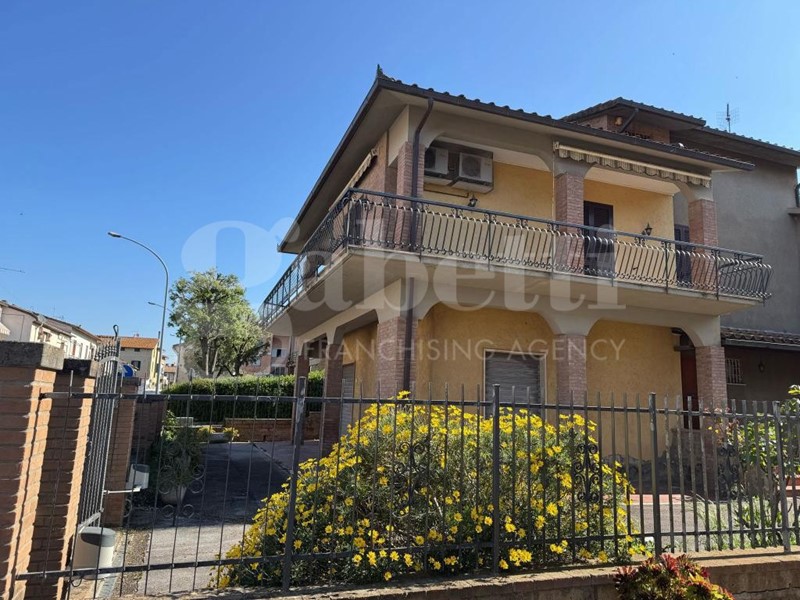 Villa in Vendita a Roccastrada, 345'000€, 400 m²