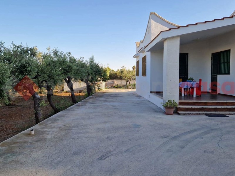 Villa bifamiliare in Vendita a Manduria, 220'000€, 190 m²