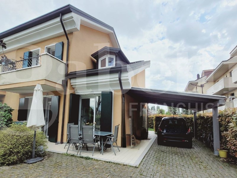 Villa bifamiliare in Vendita a Padova, 315'000€, 141 m²