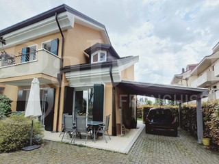 Villa bifamiliare in Vendita a Padova, 315'000€, 141 m²