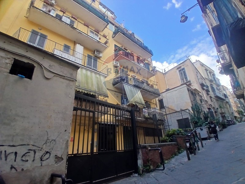 Appartamento in Vendita a Napoli, zona Avvocata, 285'000€, 100 m²