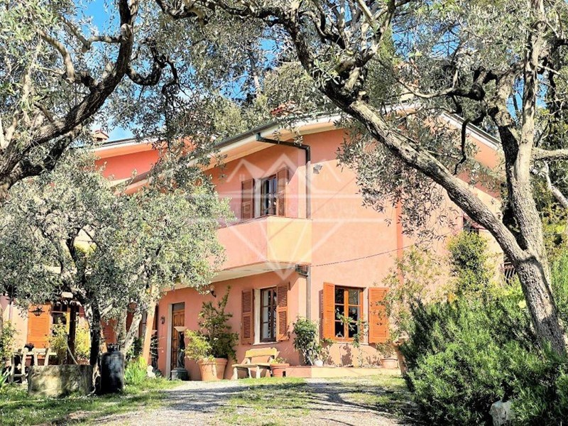 Villa in Vendita a Fosdinovo, 698'000&euro;, 400 m², arredato