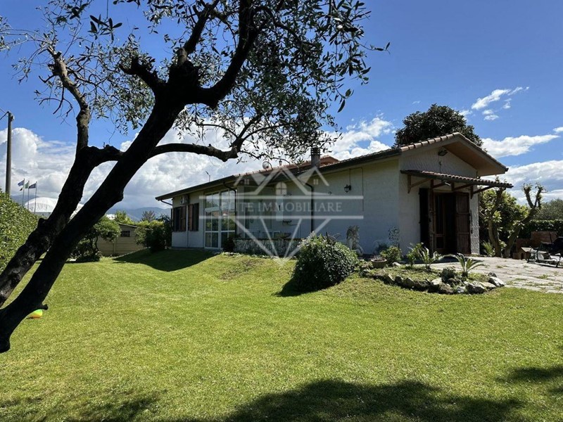 Villa in Vendita a Ameglia, 349'000€, 190 m², arredato