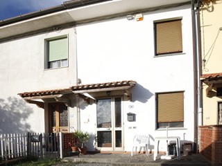 Casa Indipendente in Vendita a Crespina Lorenzana, zona Lorenzana, 143'000€, 115 m²