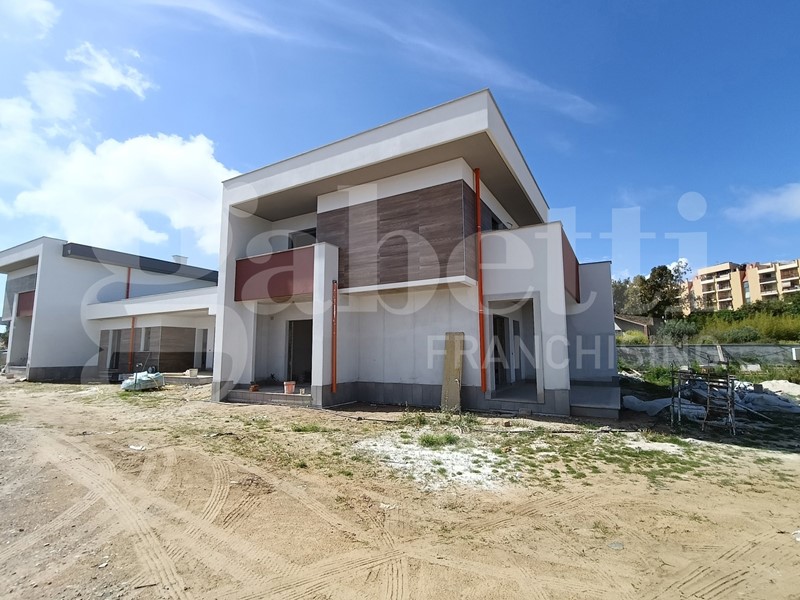 Villa bifamiliare in Vendita a Anzio, 380'000€, 110 m²