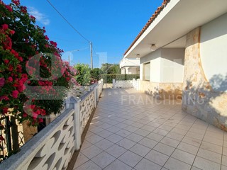 Casa Indipendente in Vendita a Racale, 295'000€, 320 m², arredato