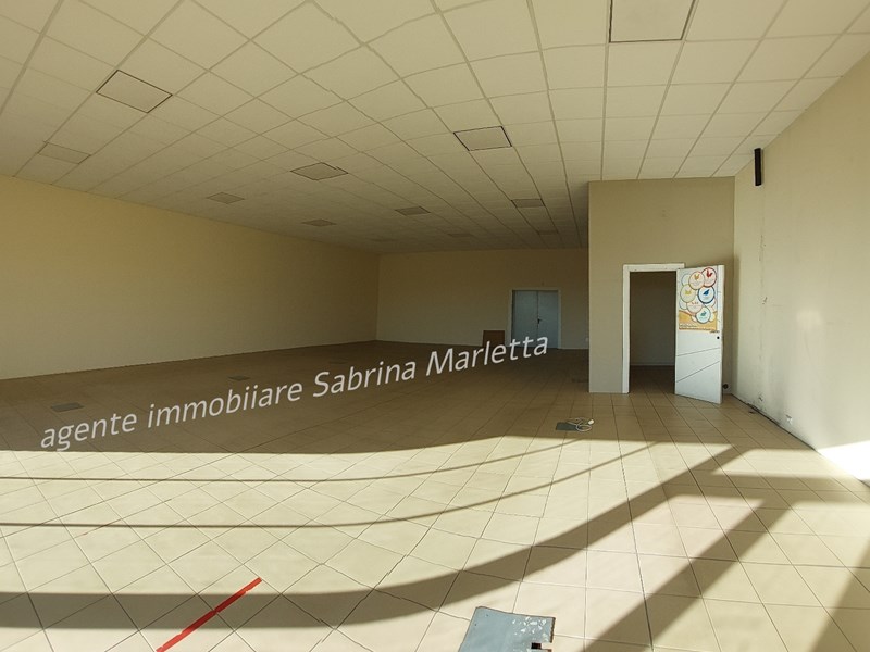 Negozio in Affitto a Buriasco, 2'500€, 463 m²