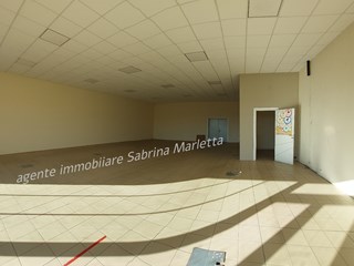 Negozio in Affitto a Buriasco, 2'500€, 463 m²