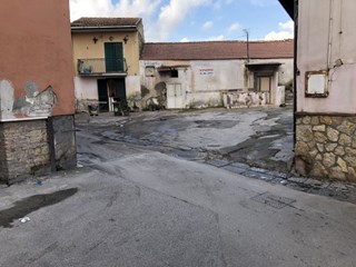 Quadrilocale in Vendita a Aversa, zona Via Onorato Pietrantonio , 5, 115'000€, 115 mq + 190 mq giardino privato