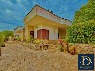 Villa in Vendita a Pulsano, 248'000€, 180 m²