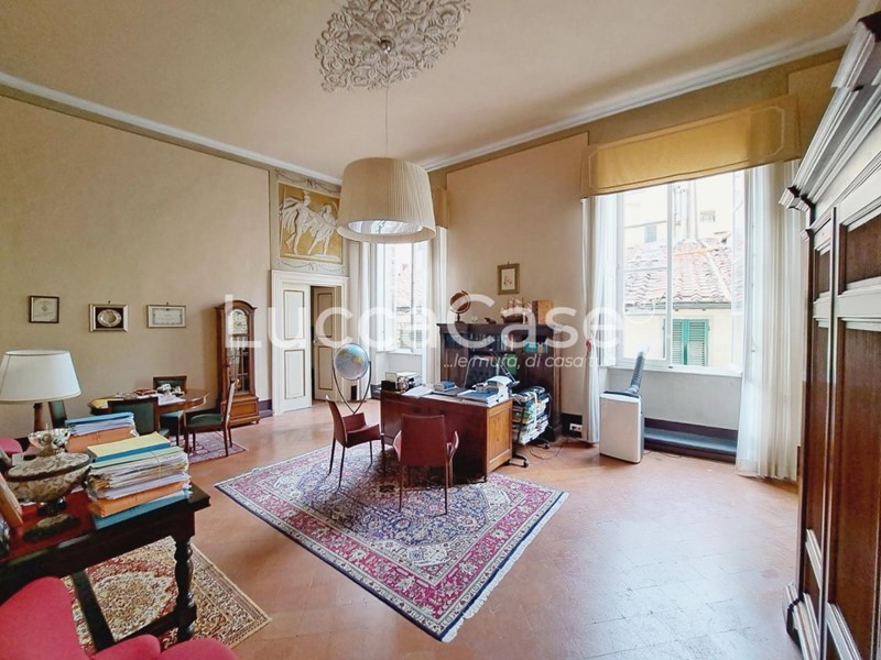 Ufficio in Affitto a Lucca, 1'600€, 300 m²
