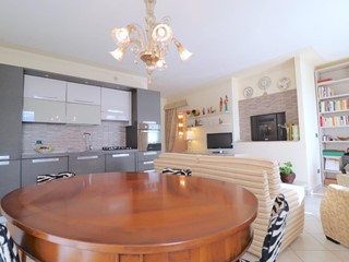 Trilocale in Vendita a Siena, zona La Tognazza, 270'000&euro;, 82 m², arredato, con Box