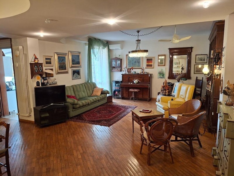 Appartamento in Vendita a Pisa, 280'000€, 145 m², arredato, con Box