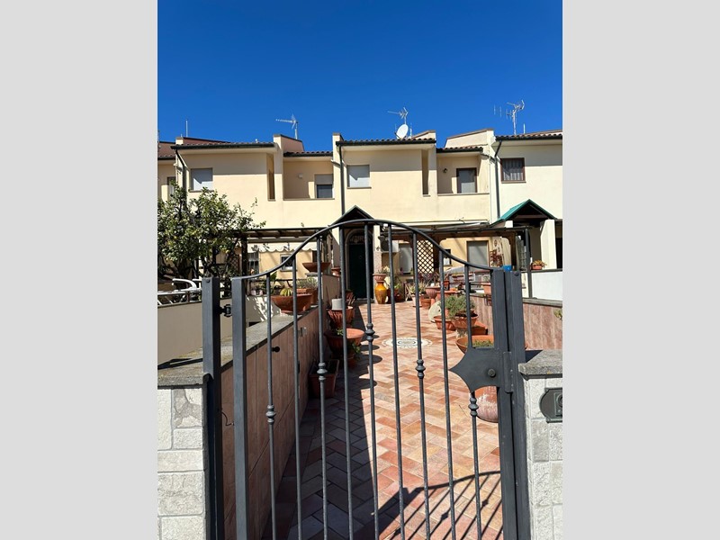 Villetta a schiera in Vendita a Campiglia Marittima, zona Venturina, 310'000&euro;, 135 m², arredato, con Box